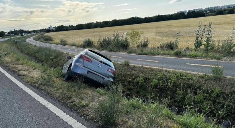 Pécs: komoly baleset volt, a sofőr ezért csapódott árokba!