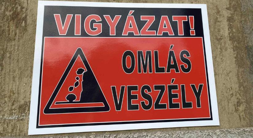 Figyelem, omló vakolat veszélyezteti a Vasmű út egy szakaszát!