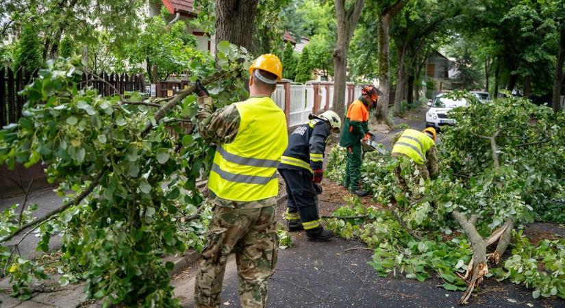 Katonai segítség is érkezett a viharkárok miatt Debrecenben