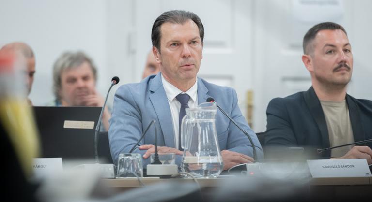 „Lassan kiderül, hogy az új királyjelölt meztelen” – nem nyerte el a DK tetszését a Tisza Párt fővárosi munkássága