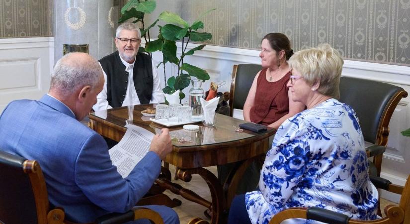 Látogatás a Sándor-palotában: dr. Sulyok Tamás látta vendégül a vezsenyi házaspárt