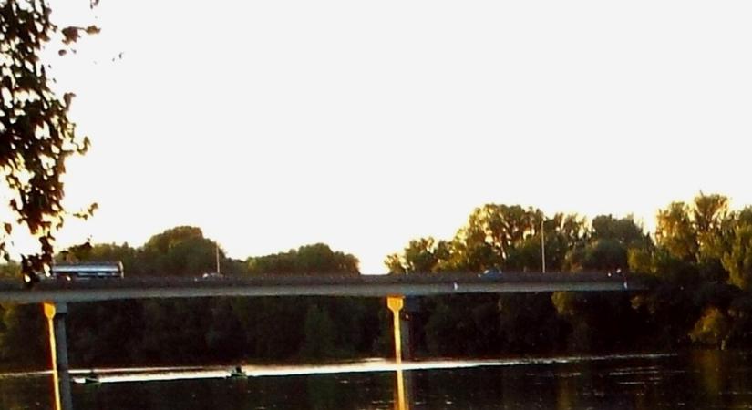 Megjavították a vágsellyei hidat – gumiabroncsok, kipufogók, alvázak károsultak a kátyúk miatt