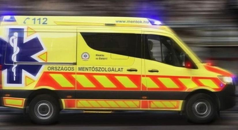 Személyautó ütközött nyerges vontatóval az M1-esen, Lébénynél - Mentő a helyszínen