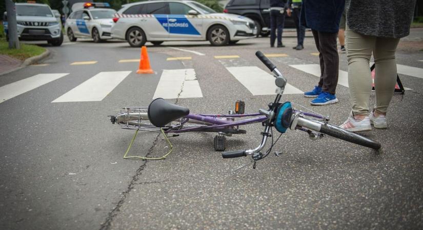 Újabb súlyos baleset Siklóson: kerékpárost gázoltak a zebrán