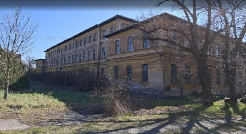 Füstbe ment múlt: eladó a patinás pápai dohánygyár