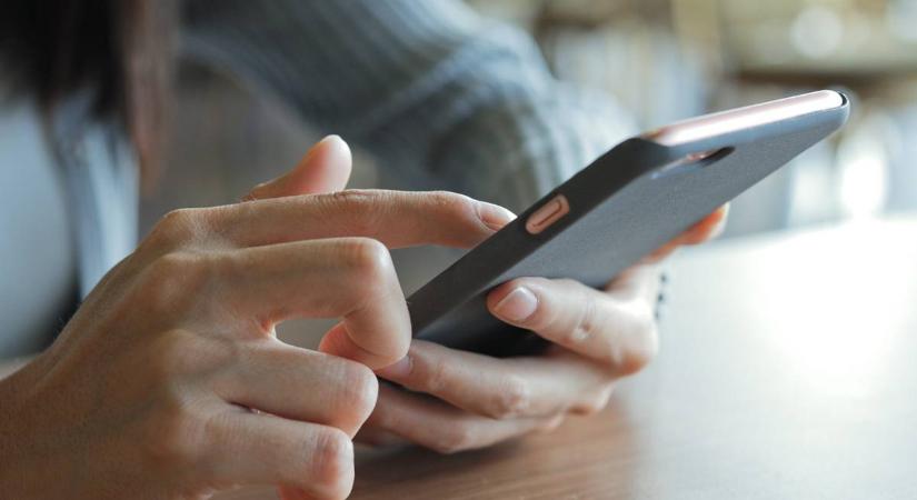 Androidosok figyelem: egy gombnyomás után hozzáférhetnek a telefon kamerájához