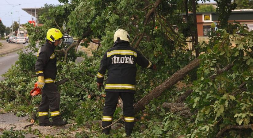 Még nem állt fel Borsod a vihar gyomrosából, emberfelettit küzdenek a tűzoltók