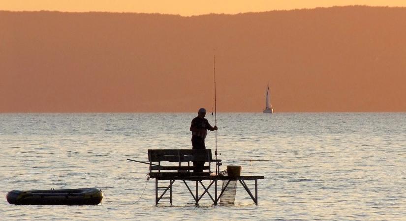 Hajóval csapnak le a szabályszegőkre a Balatonon