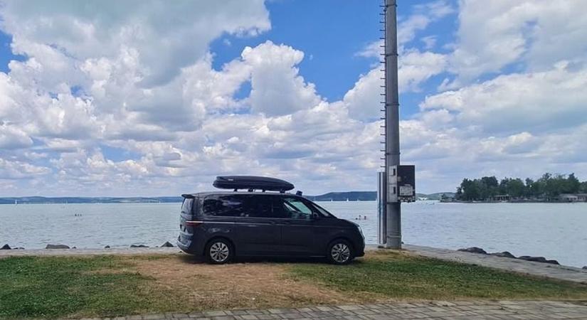 Balatoni mólón parkolt a titokzatos kékvillogós kormányzati kisbusz – puff, megrongálták