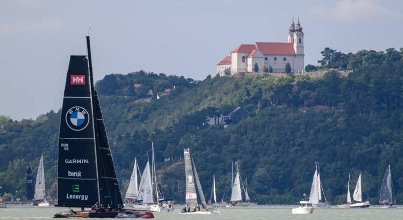 A Balatont ilyen gyönyörűnek csak most láthatod - Így néz ki az idei Kékszalag rajtja