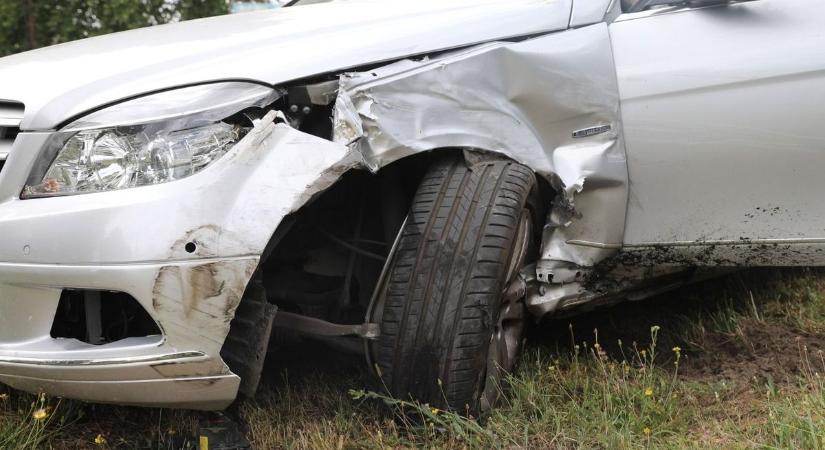Kiszakadt kerekek, összetört roncsok: durva képek érkeztek a siklósi balesetről, több sérült! (GALÉRIA)