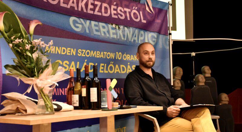 Felnőtteknek szóló programmal is jelentkezik a Kabóca Bábszínház