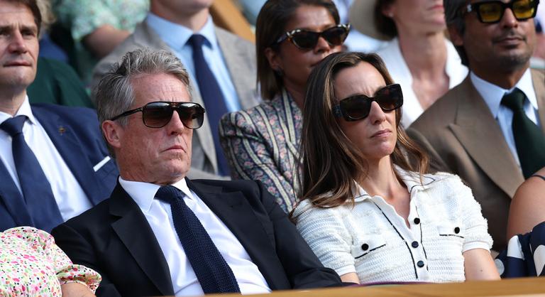Hugh Grant Wimbledonban szunyókált egyet, az sem zavarta, hogy közben teniszmeccsen van