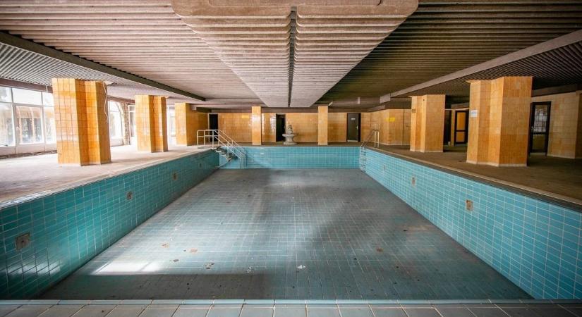 Kádár János kedvenc helye volt ez a hotel, most elhagyatva áll  fotó