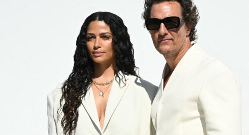 Gyönyörű és elegáns – Matthew McConaughey fényes fekete konyháját te is elfogadnád