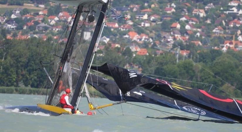 Új rekord: felborult hajók és árboctörés, de a szekszárdiak kitartanak a Kékszalagon (videó)