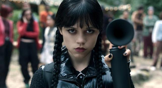 Wednesday Addams látomása Enid halálát vetíti előre a második évad új előzetesében