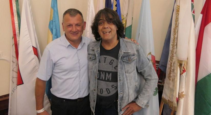 Egy abonyi étteremben ismerték fel a rocklegendát, óriási bejelentést tett a város – videóval