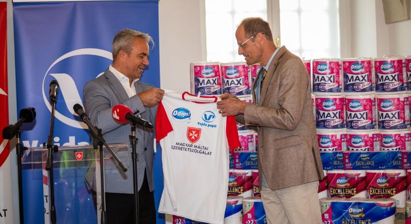 Több ezer hátrányos helyzetű gyerek kapott váratlan ajándékot, egy évig erre nem lesz gondjuk