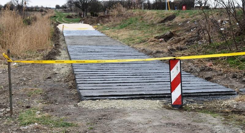 Épp csak a sarat nem rázzák le a drágán megépült sárrázók?