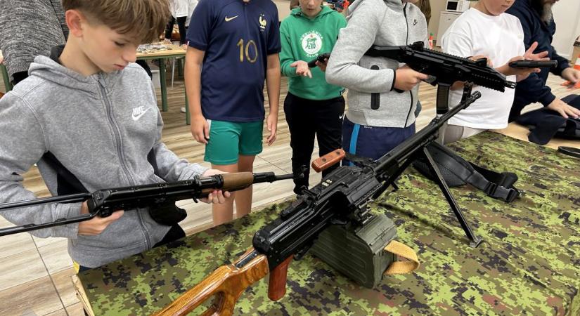 Rendőrök vendégeskedtek a győrújbaráti rendvédelmi táborban