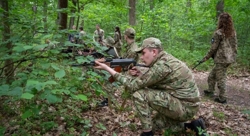 Hadkötelesekre vadásznak Ukrajnában – Kómában a férfi, aki "kiesett" egy teherautóból
