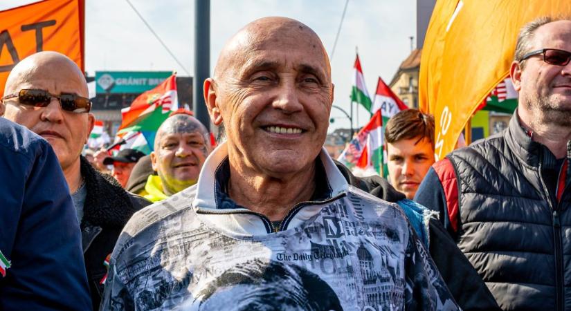 Pataky Attila szerint Azahriah morálisan elsüllyedt ember, aki menetel a vég felé