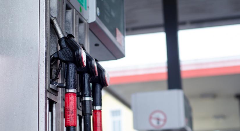 Újabb áremelés a magyar kutakon: rengetegen tehetik le az autót, ez már tényleg sok
