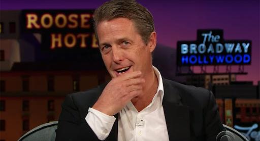 Hugh Grant pont Kamilla királynő mögött szundizott el – itt a videó
