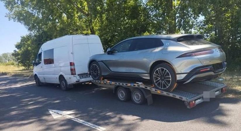 Gyönyörű kocsi pihent a Szabolcsban húzott tréleren, de jött a rendőr és vele a hideg zuhany