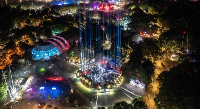 Éjszaka is szeretni fogjuk a Szigetet