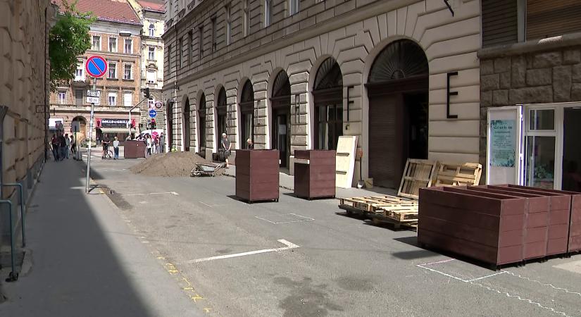 Lezárták a Tűzoltó utca egy részét Puzsér Róbert kávézója miatt  videó
