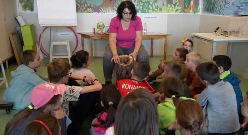 Több mint négyszáz gyerek lepte el az Agórát, ahol minden ajtó mögött más meglepetés várja őket – galériával, videóval