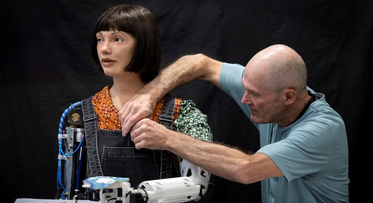 Megfestette Károly király portréját egy humanoid robot