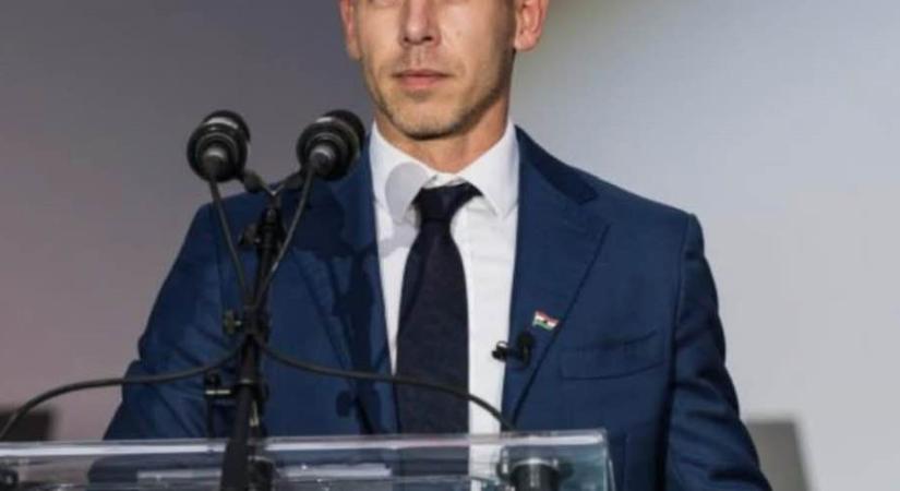 Magyar Péter: Orbán ma végképp összebútorozott a magyar sírokon taposó George Simionnal