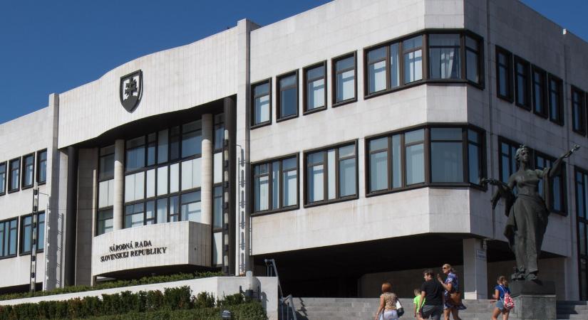 Közel 4 millió euróból újítják fel a parlament épületét