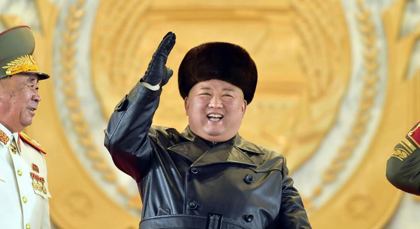 Új gigarakétákat mutatott be Kim Dzsongun egy díszszemlén