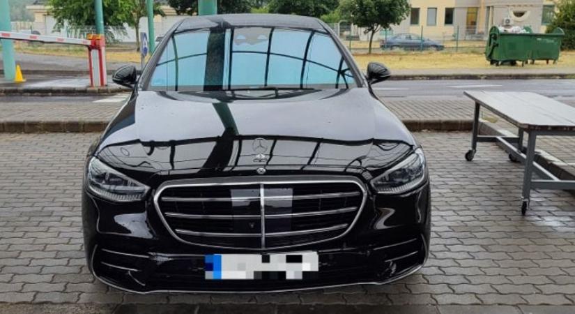 Körözött luxusautót foglaltak le a röszkei határon