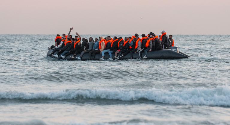„Haldoklom!” – kiabálta a La Manche iszapjába ragadt migráns, miközben Macron Londonban tárgyalt