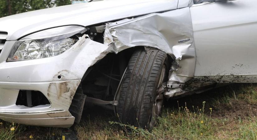 Sokkoló csütörtök: ugyanazon az úton történtek sorra a balesetek, szinte egyszerre (videó)