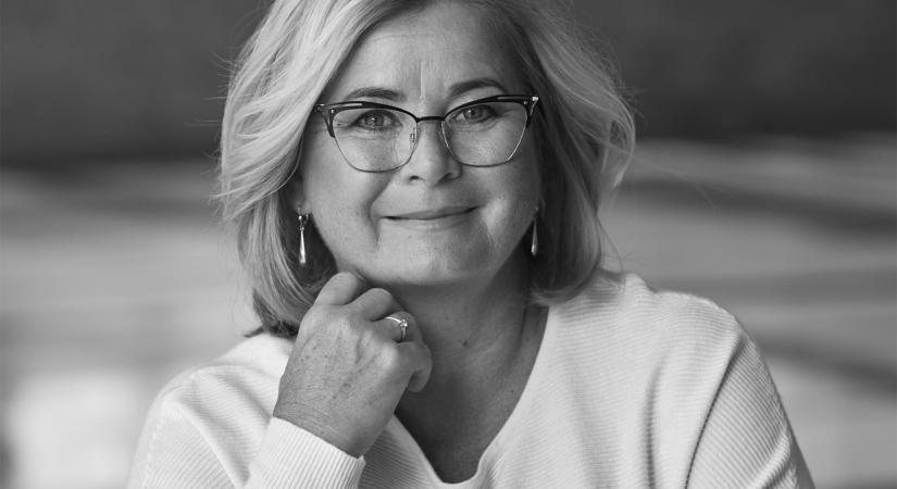 „Nagy veszélyben vannak a nők, amíg mindenki másról gondoskodnak, csak magukról nem” – Csatos Erika pénzügyi tanácsadó az Egyenlítő podcastben