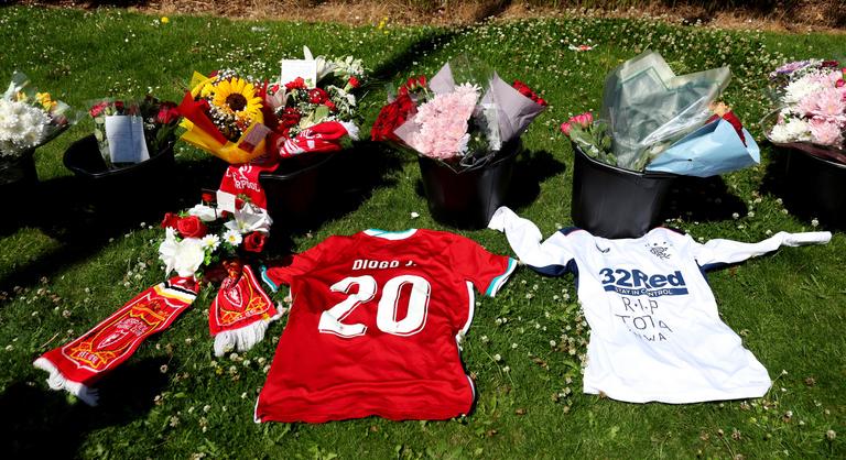 A Liverpool magyar játékosai is lerótták kegyeletüket Diogo Jota előtt