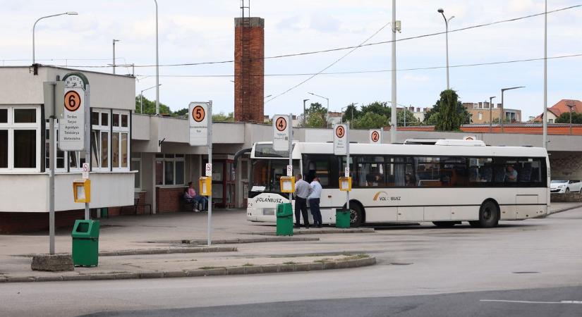 Újabb tragédia a tatai buszpályaudvaron, egy idős bácsi lett rosszul