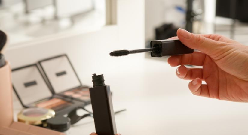 3 óriása hiba, amit szinte minden nő elkövet a szempillaspirállal