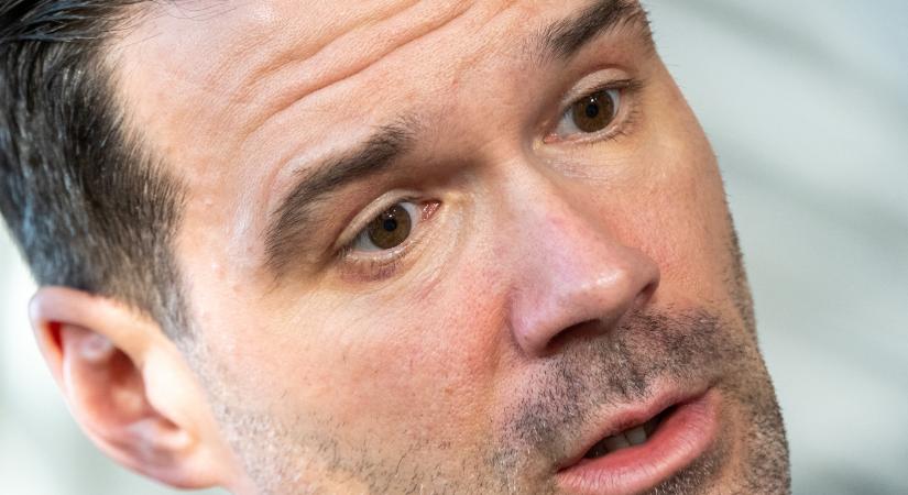 Egy újságírótól tudta meg a mérsékelt svéd bevándorlásügyi miniszter, hogy a 16 éves fia az interneten radikális szélsőjobbos aktivista