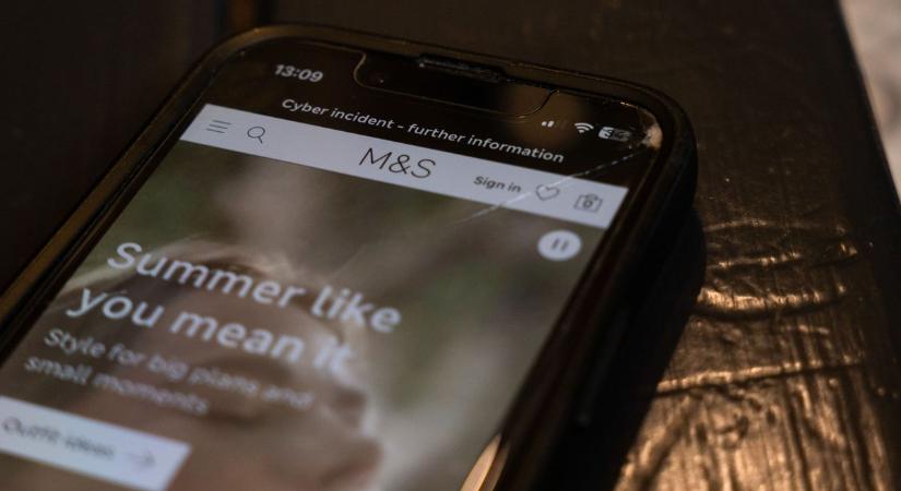 Több mint négyszáz millió dolláros kárt okoztak a most letartoztatott hackerek: zsarolóvírussal támadták meg az M&S-t