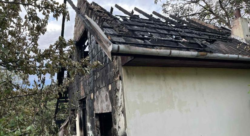 A tűz során szinte teljesen megsemmisült az egri ház  helyszíni fotók
