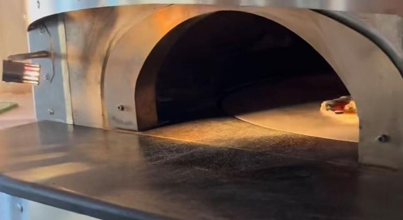 Egy éves a nápolyi kemence, pizza partyt rendeznek Győrben - videó