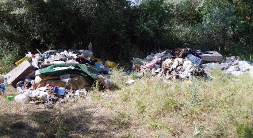 Repülősök bukkantak az illegálisan lerakott hulladékra, a szeméthalom bizonyítékot is rejtett