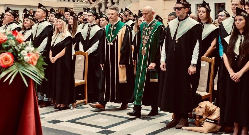 Gazdájával együtt osztozott a debreceni diplomaosztó örömében Parfé, a vakvezető kutya – fotókkal!